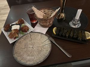 Friterade blomkål och vinbladsrullar, så gott  at Levant Grill in Falkoping
