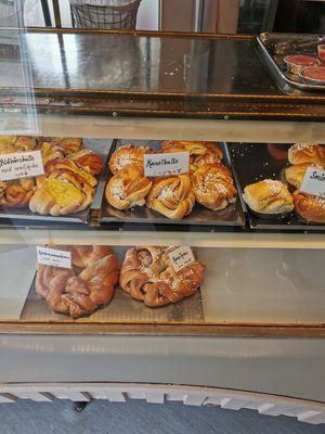 Vegan cinnamon rolls, as well as a "kanelkrans" (basically big cinnamon roll in a donut shape intended to cut in to smaller pieces and share) at Systrarnas Konditori in Falkoping