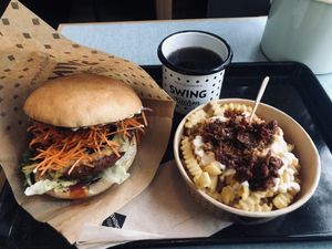 Cheesburger mit Galic Pommes   at Swing Kitchen in Munich