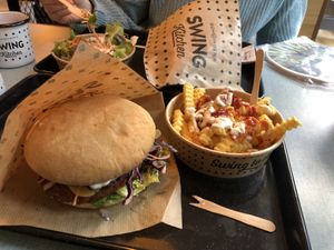 Cheeseburger und classic Pommes   at Swing Kitchen in Munich