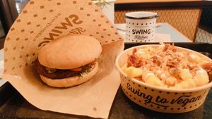Chilli burgers with garlic fries at Swing Kitchen in Munich