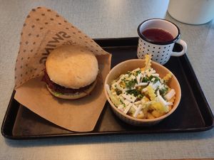 Bacon Burger, Greek fries, and the unlimited drink cup at Swing Kitchen in Munich