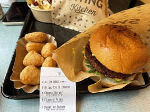 Burger mit Chili Cheese Nuggets  at Swing Kitchen in Munich