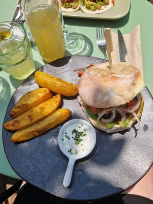 Hamburguesa vegana at Querida Nieta in Malaga