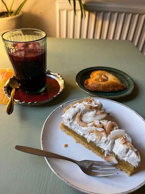 glutenfree mango lemon cake, gevulde koek, special drink  at Maracuyà  in Utrecht