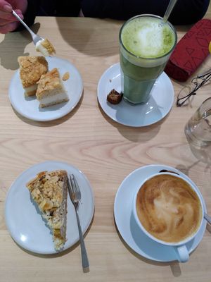 Bienenstich (oben) und Apfel- Streuselkuchen at ima vegan  in Hamburg