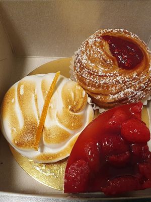 Cruffin, Orange meringue and rasperry cake at ima vegan  in Hamburg