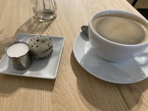 Americano und Macaron „schwarzer Sesam"  at ima vegan  in Hamburg