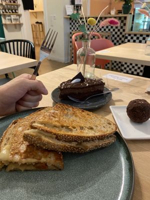 Grilled cheese sandwich, Rumkugel & chocolate mousse cake  at ima vegan  in Hamburg