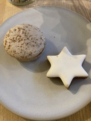 Spekulatius Macaron und Zimtstern  at ima vegan  in Hamburg