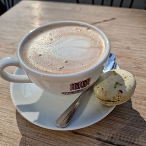 Heiße Schokolade und Pistazienmacaron at ima vegan  in Hamburg