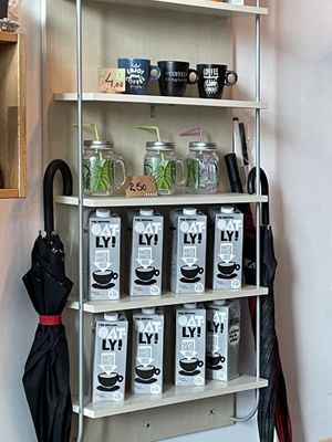 they are making great coffee with oat milk. They recicle the tetrabricks to make multycupholders for clients  at Coffee for Coffee in Berlin