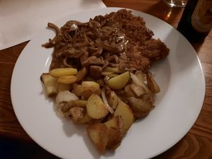 Veganes Jägerschnitzel mit Bratkartoffeln at Wirtschaft Richard Becker in Remscheid