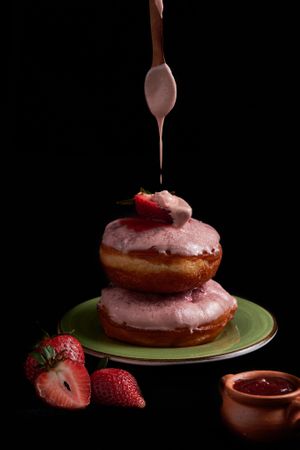 Berlina de fresa y chocolate blanco at Momentum in Cali