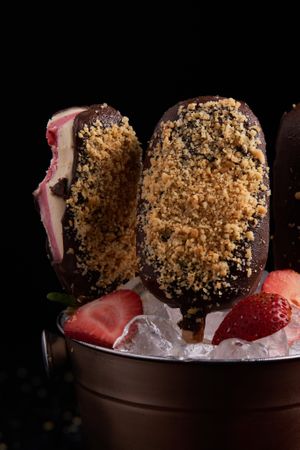 Paletas de mantequilla de maní, fresas y cubierta de chocolate at Momentum in Cali