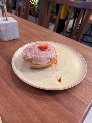 Dona de Fresa y chocolate blanco   at Momentum in Cali