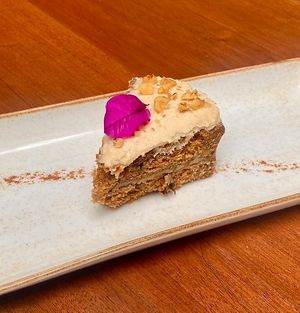 Torta de zanahoria son gluten y frosting de queso crema de marañón. at Momentum in Cali