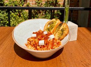 Pasta fusilli con tapenade de tomates secos, queso griego y aceite de albahaca genovesa. at Momentum in Cali