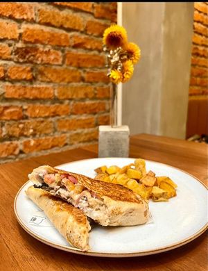 Shamarma con proteina de trigo y champiñones marinados, salsa toum, hummus, berenjena frita y ensalada de pepino. at Momentum in Cali