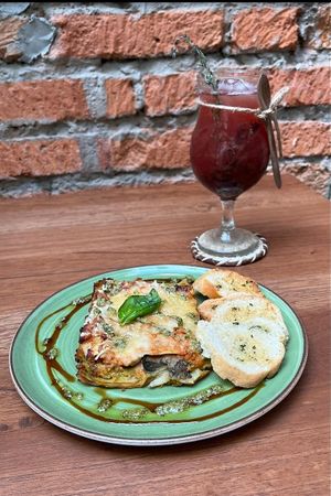 lasaña a base de boloñesa de soya, cremoso de albahaca genovesa, bechamel, pesto de nuez y reducción de balsamico. at Momentum in Cali