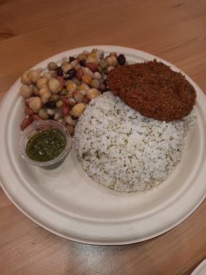 Plato que ordenó 👩‍👦mami: Falafel, Arroz verde (con cilantro), Ensalada de granos y salsa chimichurri at OMRKT - Caguas in Caguas