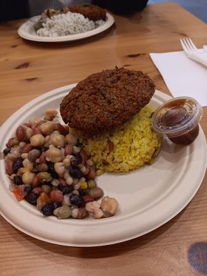 Plato que yo ordené: Falafel, Arroz coco-curry y almendras, salsa oriental [🎞EARTHLINGS.COM] at OMRKT - Caguas in Caguas