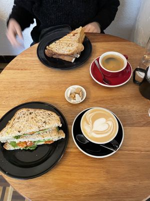 Tostados veganos y café   at Macoco in Montevideo