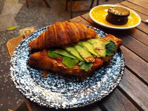 Croissant vegano con aguacate, y alfajor con crema de cajun at Macoco in Montevideo
