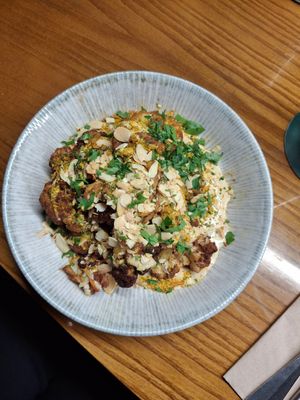 Gebackener Blumenkohl at Space Falafel in Riga