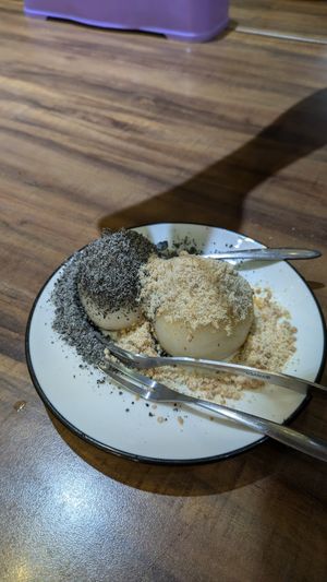 Mochi (sesame and peanut) at Ci Hong Vegetarian 慈鴻素食 in New Taipei City