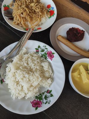 Rice, curry, 'meats', cabbage at Aob Aun Vegan in Koh Samui