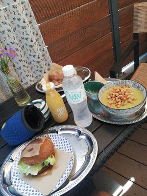 Bagels und Tagessuppe at Veshta in Bankya