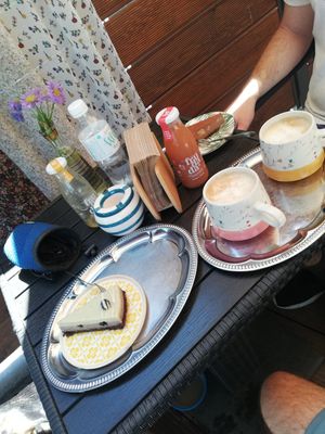 Rohe zuckerfrei Kuchen mit Cappuccino mit selbstgemachter Mandelmilch at Veshta in Bankya