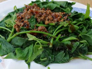 steamed sweet potato leaves with soy protein at Modern Vegetarian in Taichung
