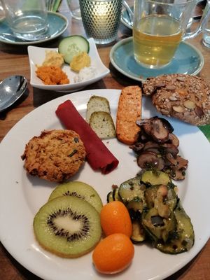 Boulletes, vegetables, tofu, burst and bread at Bistro Bardot in Berlin