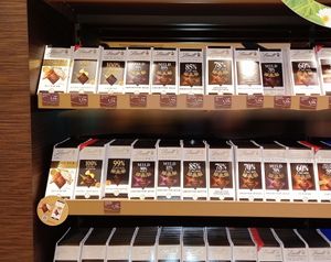 verschiedene bitterschokoladen, ab 60% sind sie glaub ich vegan, obwohl nicht gekennzeichnet (-30%/-40%) at Lindt Chocolate Shop (Outlet) in Bad Muenstereifel
