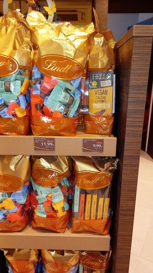 großpackungen - 11,99€ statt 26,26€ (-55%) und 9,99€ statt 19,94€ (-50%) at Lindt Chocolate Shop (Outlet) in Bad Muenstereifel