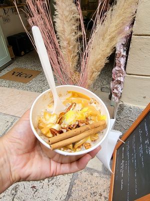 Apple cinnamon porridge at Vica in Verona