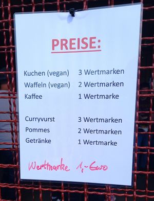 essen beim frühlingsfest at Die MonRo Ranch - Der Lebenshof in Moenchengladbach