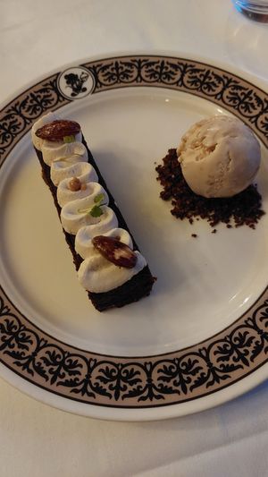 Could not stop talking about how delicious this dessert was. Still won't stop talking about it. Usually desserts like these are too sweet and to filling, but this was perfect at Disneyland - Restaurant Walts in Chessy