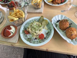Sauerkraut balls, fries and artichokes  at Bagatelle Bistro im Palmengarten in Cologne