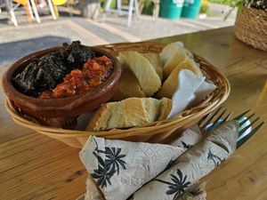 Greeting from the kitchen with tomato salsa & olive tapenade at Bagatelle Bistro im Palmengarten in Cologne
