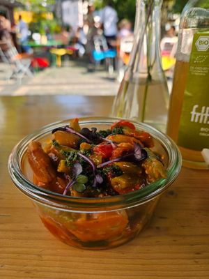 Spicy tomato and bean salad at Bagatelle Bistro im Palmengarten in Cologne