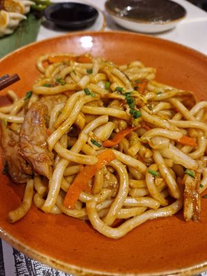 Hauptspeise mit Hähnchen at UDON - Viapol in Sevilla