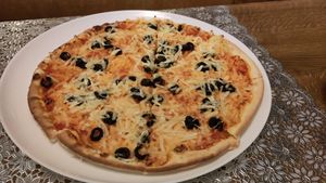 Vegane Pizza Margherita mit extra Oliven at Pizza Engel in Hoesbach
