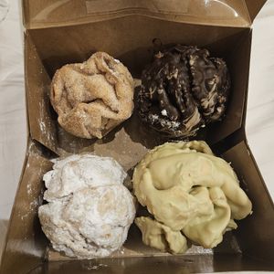 Zimt und Zucker (vegan), Schokolade (vegan), Puderzucker (vegan), Zitrone (vegetarisch) at Backerei Striffler in Rothenburg Ob Der Tauber