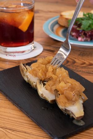 Corazones de alcachofas con cebolla caramelizada  at Ginger & Seltz in Barcelona