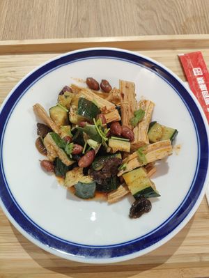 Insalata di cetrioli, yuba, funghi e arachidi - deliziosa at Tang Ramen in Padua