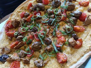 Veganer Flammkuchen mit Seitan at LUCKY in Moenchengladbach