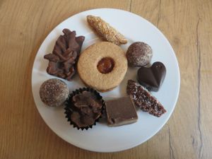 And now for dessert ... The chocolates in this picture are all vegan. Those chocolates containing honey are clearly labelled ('Honig'). at Vollwert-S in Giessen